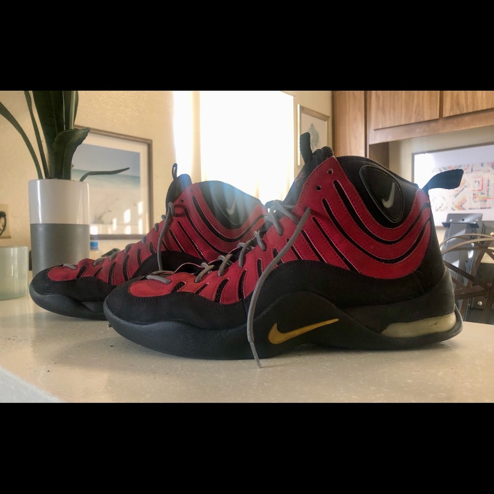 2013 Nike Air Bakin. Lightly used. Well made. Mens Size 10.5 US.
